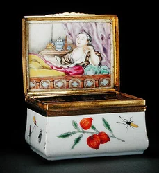 Una tabaquera armorial (porcelana)