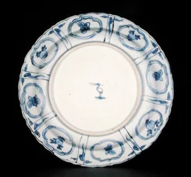 Parte inferior de un plato kraak azul y blanco, marca Egret, Wanli, 1595-1605