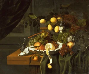 Un limón pelado, naranjas y uvas en un plato (aceite)