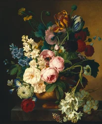 Ramo de flores sobre una mesa de mármol