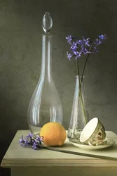 Flores moradas y cristal