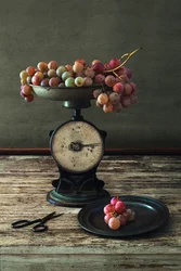 Uvas rústicas en una balanza