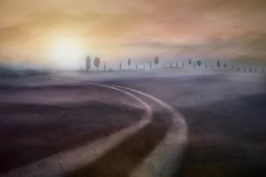 Una carretera rural en la bruma, de ensueño