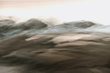 Paisaje montañoso etéreo