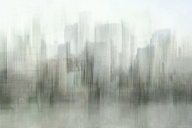 El perfil urbano de la ciudad envuelta en niebla