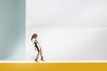 Pose de moda llena de color