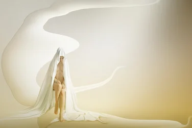 Mujer velada en actitud contemplativa