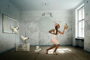Mujer bailando y gallinas