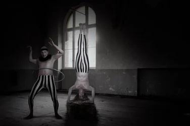 Equilibrio sobre las manos en el «Dark Circus»