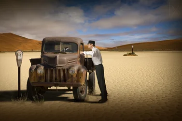 Encargado del aparcamiento del desierto
