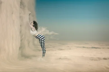La mujer de mis sueños entre las nubes