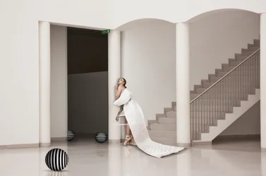 Elegante bailarina con vestido blanco