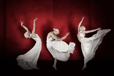Bailarinas elegantes en el escenario rojo