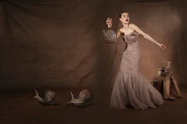 Mujer elegante con caracoles