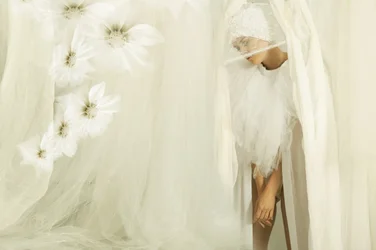 Mujer etérea con flores blancas