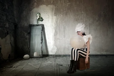 Mujer emplumada con un globo