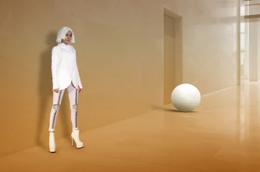 Pasillo de la mujer futurista