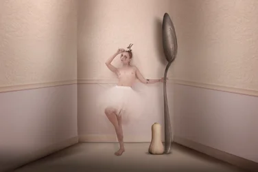 Bailarina con cuchara gigante