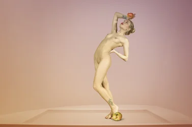 Equilibrio en un desnudo elegante