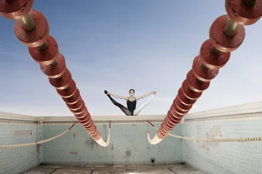 Una elegante piscina abandonada