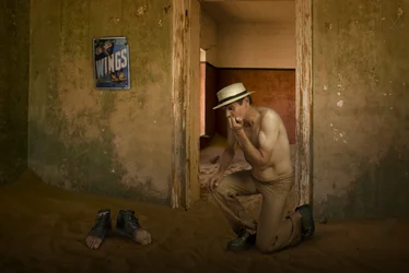 Un hombre en una habitación abandonada