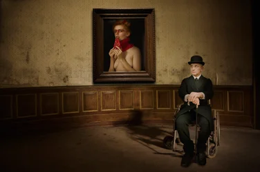 Un hombre contempla un retrato de desnudo