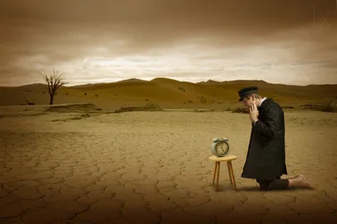 El hombre y el reloj del desierto