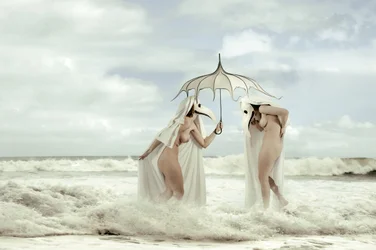 Figuras enmascaradas y olas del mar