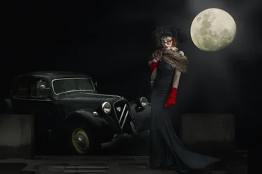 Elegancia noir a la luz de la luna