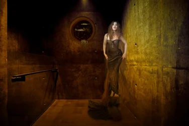 La misteriosa mujer del portal