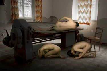 Figuras desnudas. Decadencia industrial
