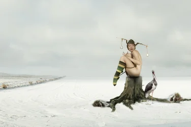 Escena invernal con un bufón desnudo