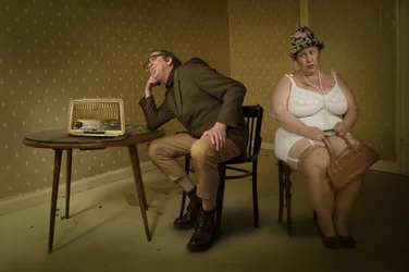 Una pareja peculiar y la radio