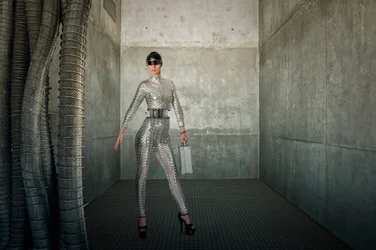 Mujer elegante y futurista