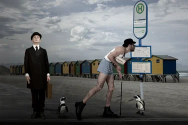 Los pingüinos surrealistas del autobús de la playa