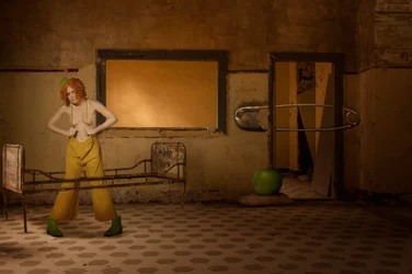 La mujer payaso surrealista