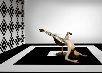 Postura geométrica surrealista