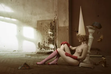 Sombrero cónico surrealista con desnudos