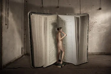 Libro gigante de desnudos surrealistas