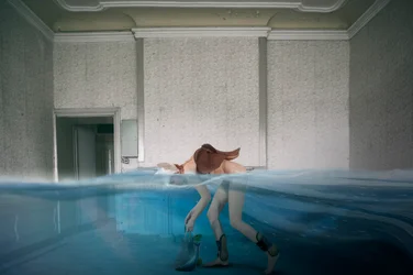 Una mujer surrealista inunda una habitación