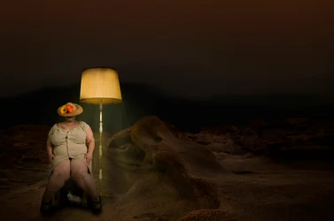 Mujer surrealista con un conejo