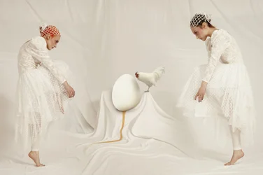 Mujeres surrealistas y un huevo