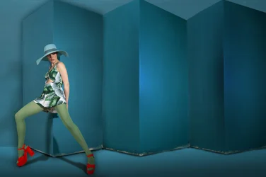 Un entorno de moda en un vibrante tono verde azulado