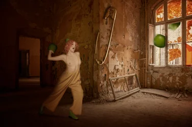Figura caprichosa en una habitación abandonada