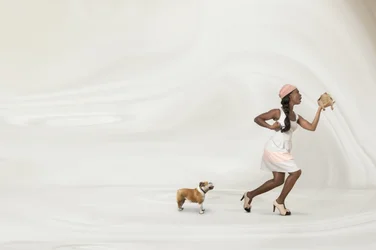 Una mujer y un perro con mucho carácter