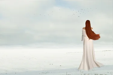 Mujer en invierno con pájaros