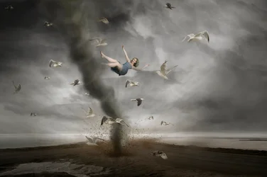 Una mujer en un tornado