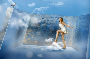 Mujer caminando sobre las nubes