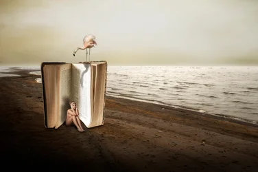 Una mujer en un libro gigante