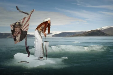 Mujer sobre hielo derretido